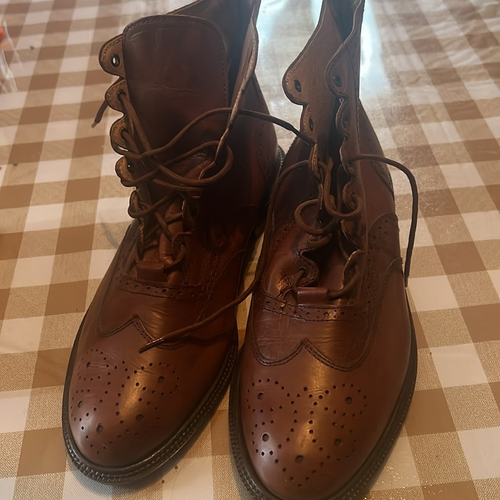 Kenneth Cole wingtip boots. Made in Italy Size 8